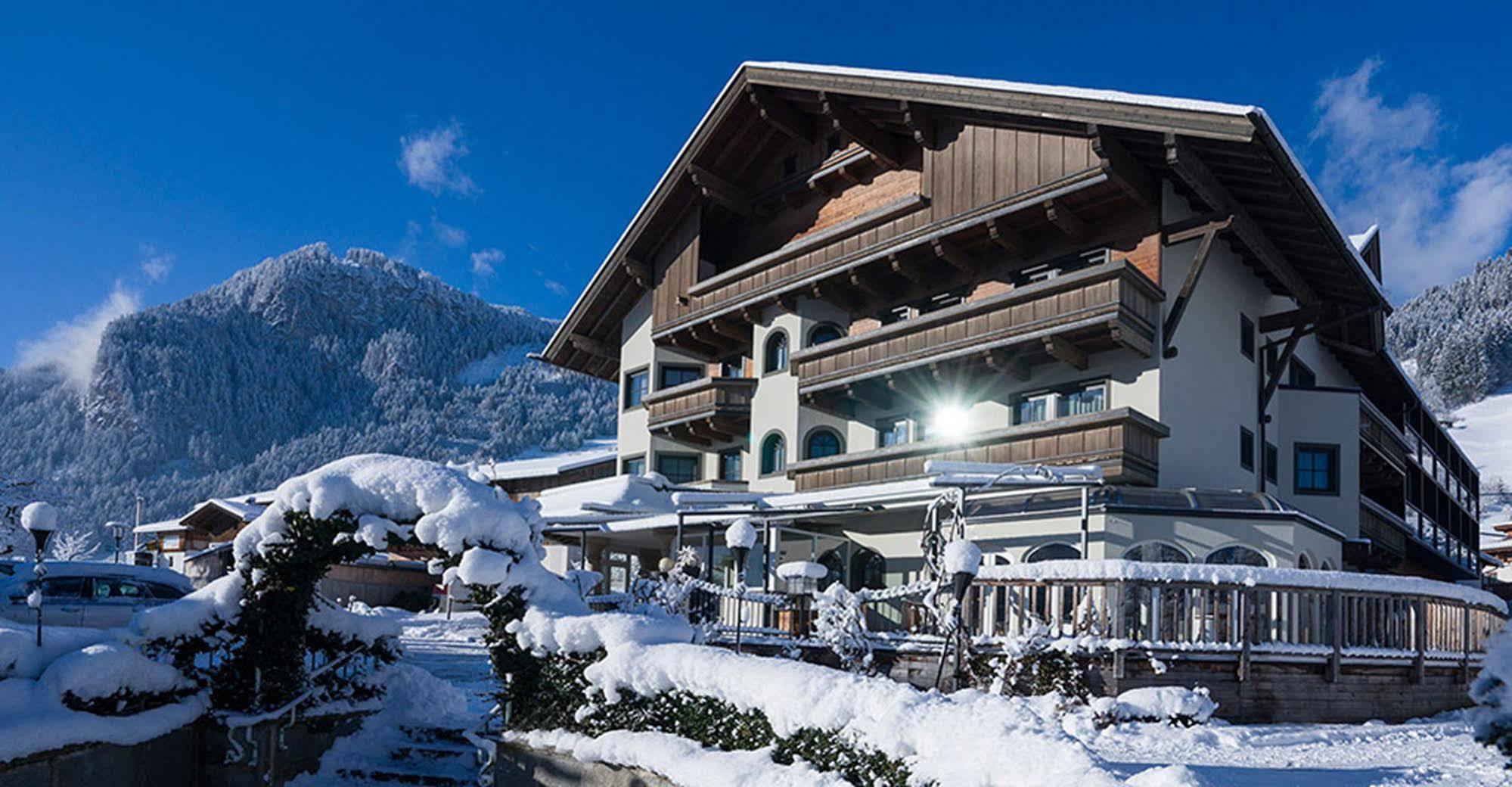 Derneuwirt Hotel Hippach Exterior photo